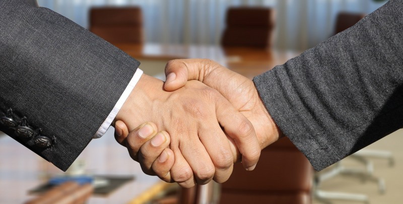 shaking-hands-g12d7d219e_1920